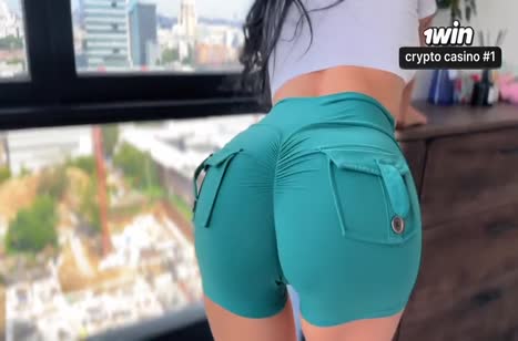 Фитоняшка ходит по дому в обтягивающих шортиках