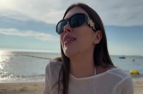 Спортивная брюнетка нашла себе ухажера на пляже