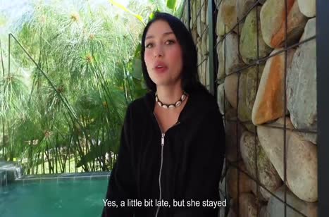 Симпатичная брюнетка показала тело в купальнике