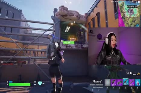 Подруга в костюме человека паука снимает домашку