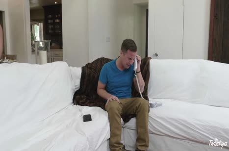 Angela White в сексуальном прикиде отвлекла парня от всех дел