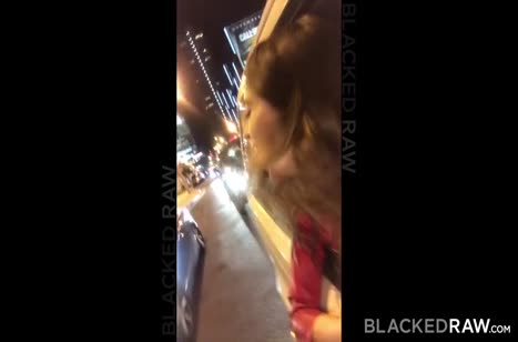 Худая брюнетка во всю охает от большого пениса