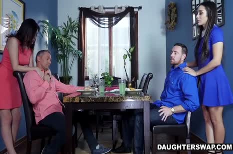 Молодые сучки синхронно шпилятся с опытными мужиками #4