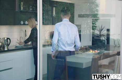 Сексуальная жена отвлекла мужа от работы