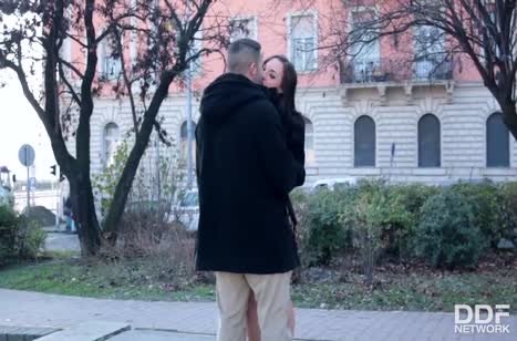 Доступная девочка в коротком платье согласна на минет