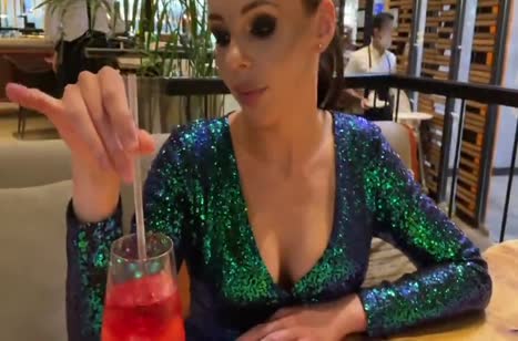 Бабенка в откровенном платье дала спутнику в сортире