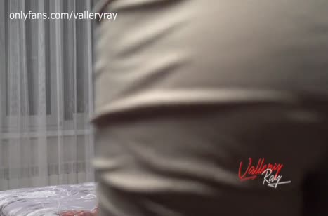 Девушка хвастает красивой попкой и трахается перед камерой