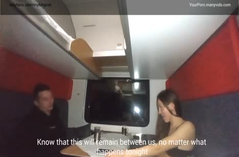 Русская деваха без комплексов шпилится с парнем в поезде