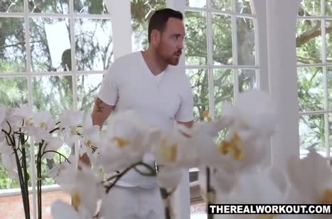 Спортивная соседка рада покувыркаться возле бассейна