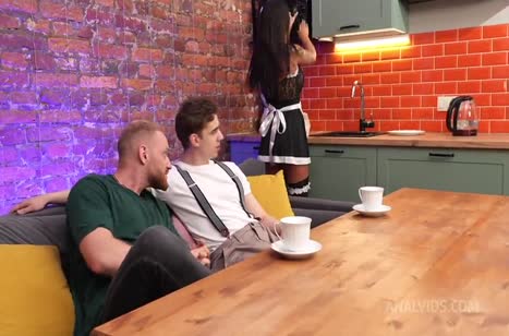 Безбашенная сисястая горничная напросилась на групповуху