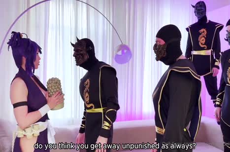 Мужики в масках прут похотливую косплеершу