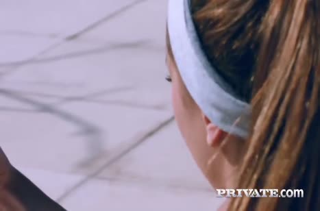 Подтянутая спортсменка трахается с парнями после занятий