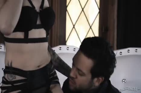 Неформалка Marley Brinx разлеглась в кровати перед двумя трахарями