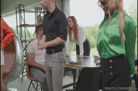 Две гламурные красотки хотят траха во все дыры