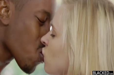 Хрупкие блондинки зажигают с черными парнями