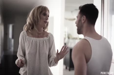 Две представительные бабенки расслабляются групповым сексом