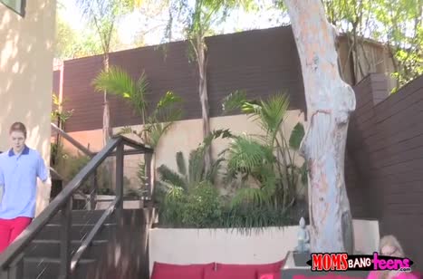 Молодой паренек жарит секси мамочку и ее похотливую дочку