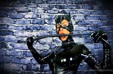 Женщина кошка Madison Ivy жестко извивается от секс машины