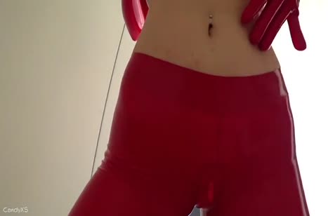 Этой стройной девочке очень подходит латекс