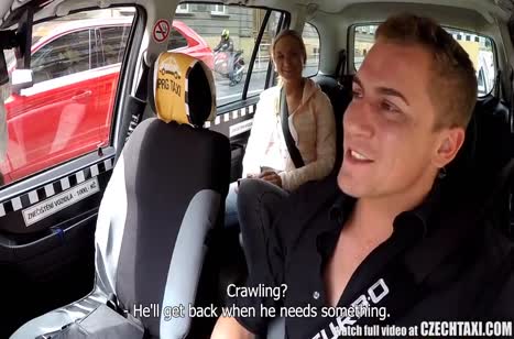 Белокурая пассажирка оказалась легко доступной