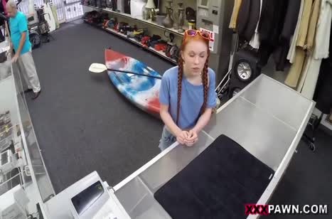 Молодую Dolly Little развели на оргию прямо в магазине #1