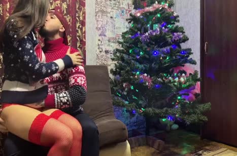 Студентка в красных чулочках снимает классное новогоднее порево #1