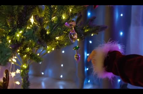 Девушка в новогоднем наряде снимает мастурбацию и трах