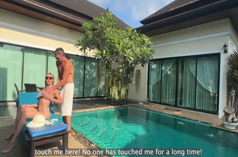 Загорелая блонди снимает порнуху у бассейна