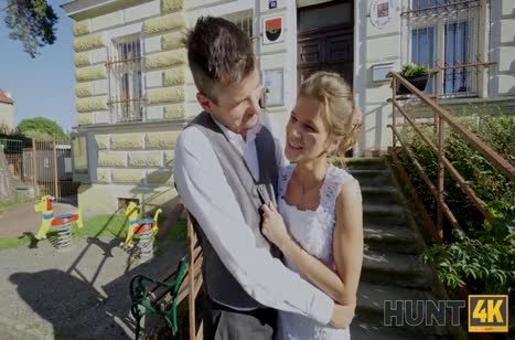 Молодая невеста уже на свадьбе отрабатывает долги киской #1