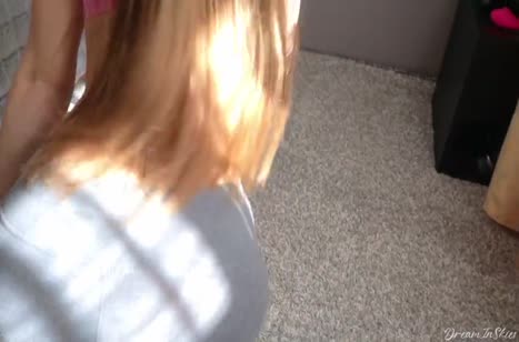 Поц соблазнился от попки девушки и отымел ее перед камерой