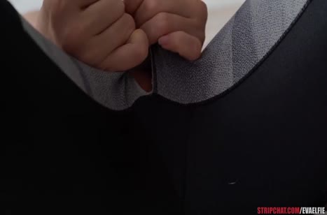 Молодую Eva Elfie в лосинах красиво посадили верхом на кукан