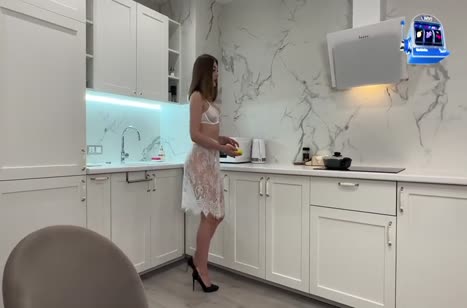 Жена трудится на кухне в прозрачной юбке