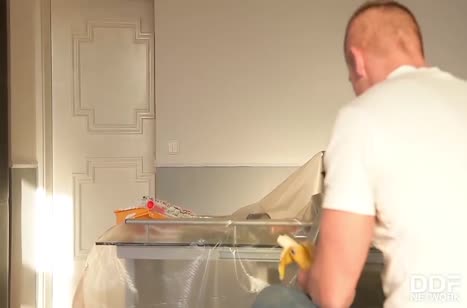 Пошлая хозяйка блондинка отрывается с рабочим по полной