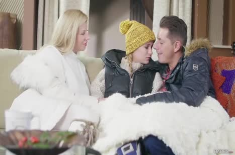 Две девочки после прогулки согреваются групповухой