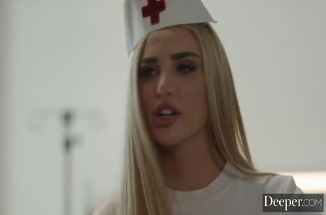 Жопастая медсестра Angela White лечит пациента своими дырками