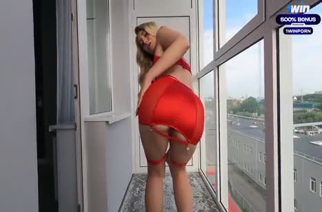 Сводная сестра шлюха пришла с работы и была застукана братом