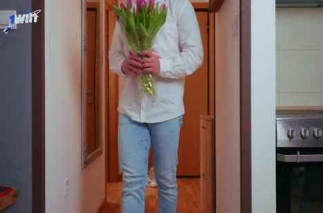 Телочка раскрутила робкого мужика на секс