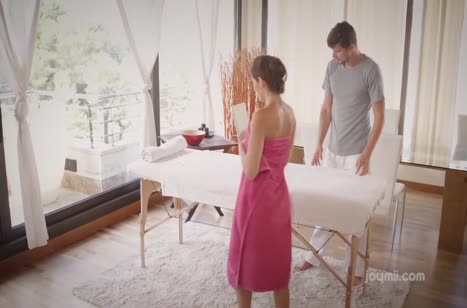 Ласковый массажист смачно прокатил на члене Clea Gaultier