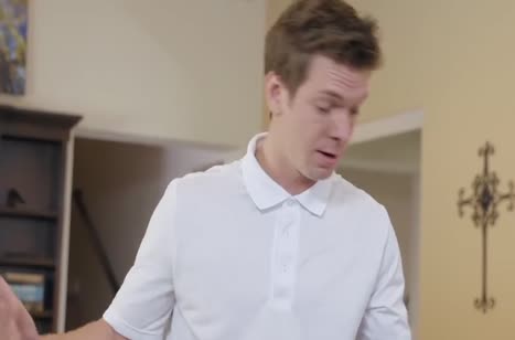 Красивая мамочка в лосинах раскрутила массажиста на анал