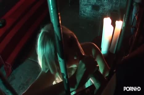 Две гламурные лесбиянки занялись фетиш сексом