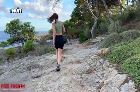 Спортивная девочка решила сделать перерыв на прогулке