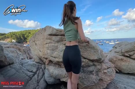 Спортивная девочка решила сделать перерыв на прогулке #3