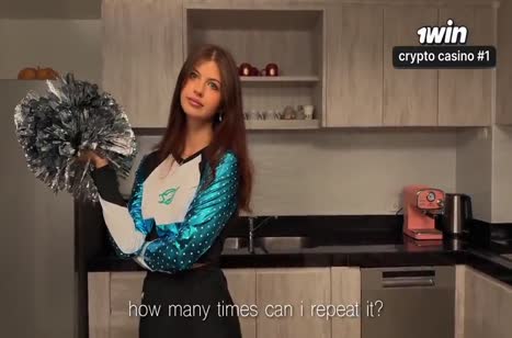 Русская бабенка классно глотает пенис друга