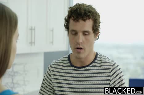 Большой член негра доводит хрупкую Tali Dova до стонов