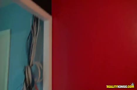 Стройная латинка Jade Dylan старательно берет за щеку