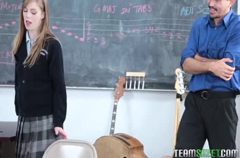 Скромная студентка отдалась учителю ради хороших отметок