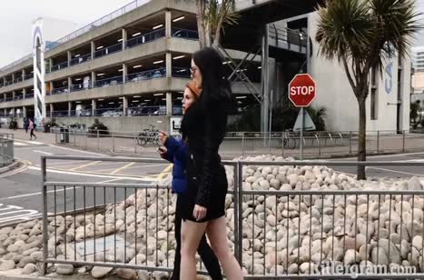 Самец страстно прет сочную брюнетку и кончает ей на писю