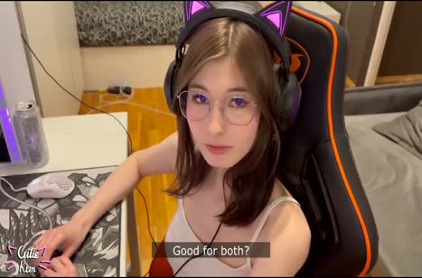 Чувак отвлек геймершу от компа на свой стояк