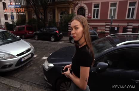 Доступная девушка легко отправилась в постель с пикапером