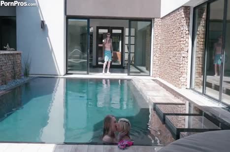 Молодые девушки начали отсасывать парню прямо в бассейне